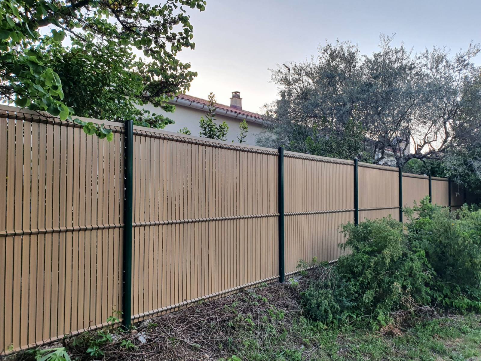 Poseur clôture rigide lames pvc Avignon 84