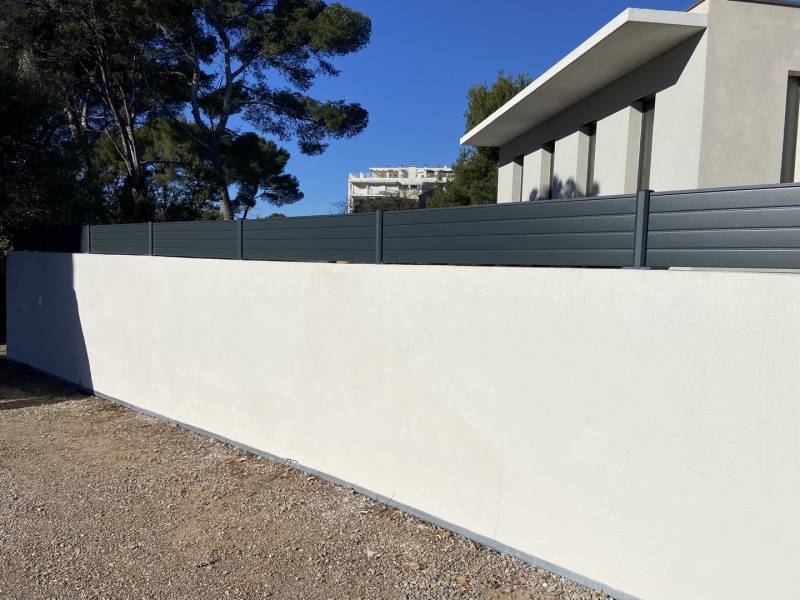 Pose d'une clôture en aluminium gris sur mur existant à Marseille en 2023