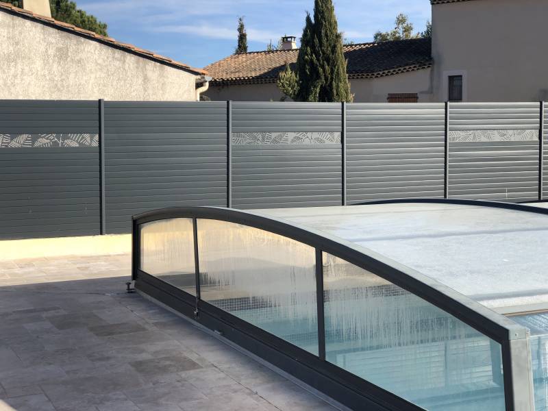 Réalisation d'une clôture occultante en aluminium gris anthracite à Peyrolles-en-Provence en 2023