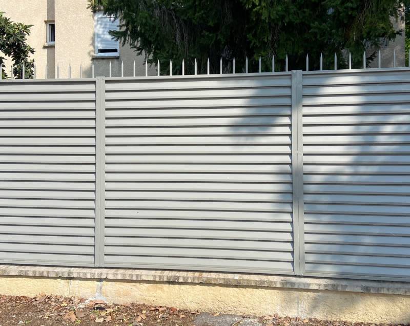 Travaux de sécurisation clôture de sécurité d'une gendarmerie à Orange dans le Vaucluse en 2023