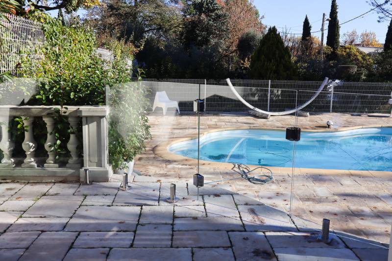 installation de clôture piscine en verre design