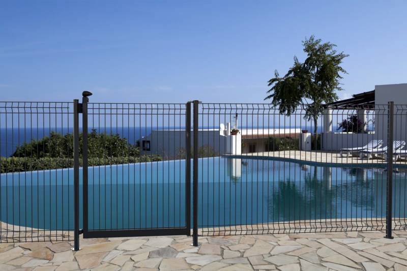 Pose d'une clôture piscine norme NFP 90-306