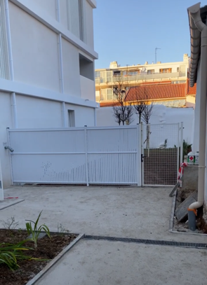 installation de brise vue en pvc blanc sur grillage à Toulon