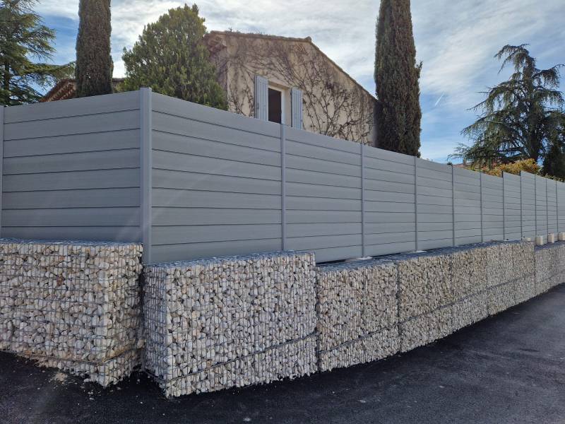 Pose d'une clôture de jardin en composite gris sur un muret à Pertuis en 2024
