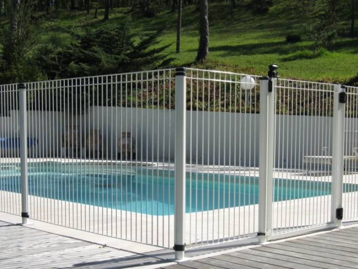 Travaux d'installation de clôture piscine Bouches du Rhône
