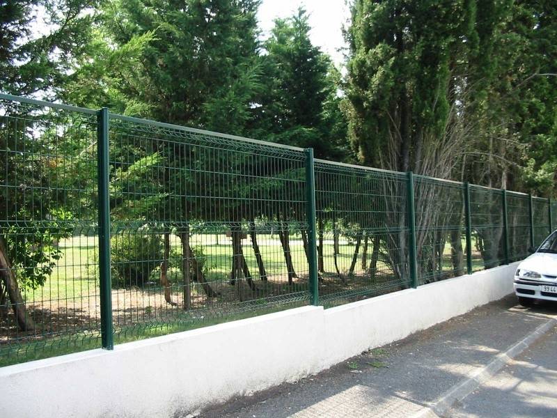 Professionnel clôture en panneaux rigides sur muret 13
