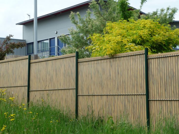 Poseur clôture brise-vue lame pvc Aubagne