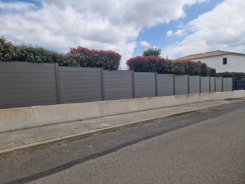 Installation d'une clôture composite sur un muret à Bouc Bel Air en 2025