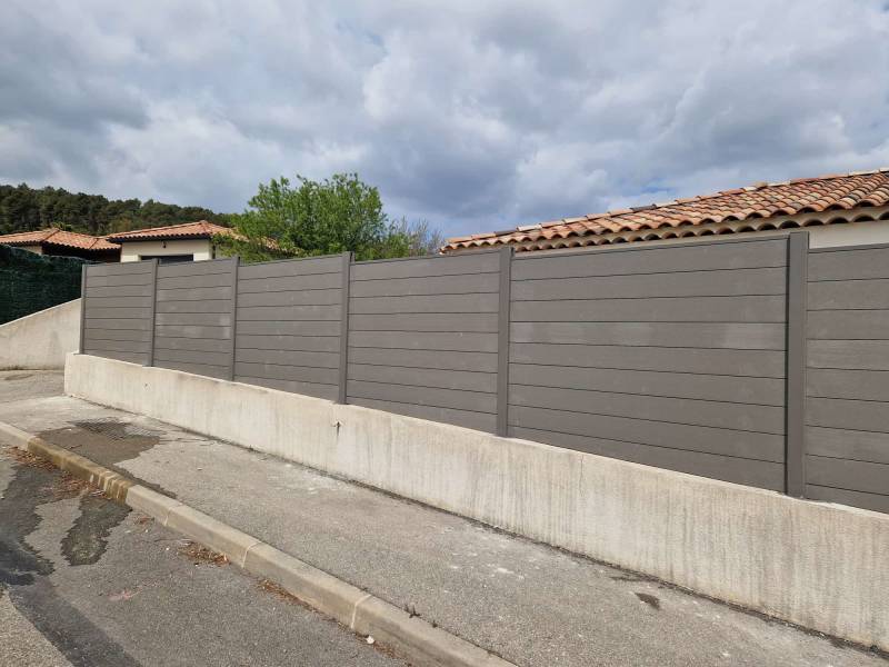 Installation d'une clôture composite sur un muret à Bouc Bel Air en 2025