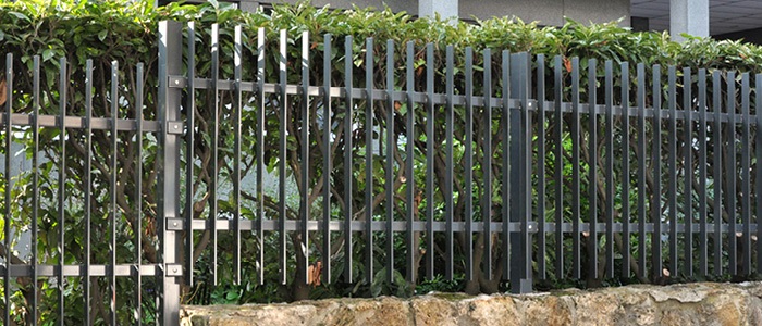 Travaux de clôture barreaudée sur muret Aix en Provence