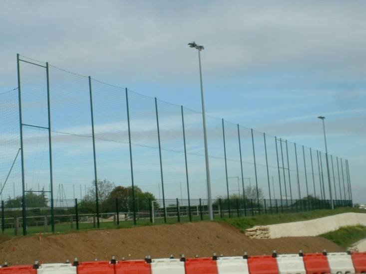 Travaux d'installation de clôture de stade avec filet pare-ballons à Marseille